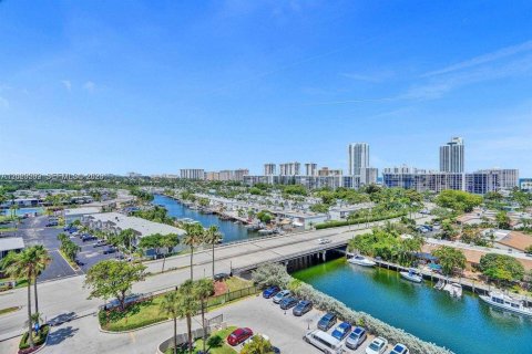 Condo in Hallandale Beach, Florida, 1 bedroom № 2145940 - photo 24