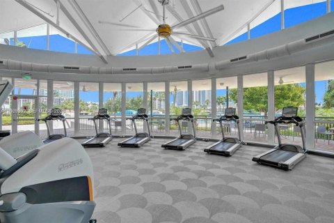 Condo in Hallandale Beach, Florida, 1 bedroom № 2145940 - photo 30