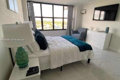 Condo in Hallandale Beach, Florida, 1 bedroom № 2145940 - photo 13