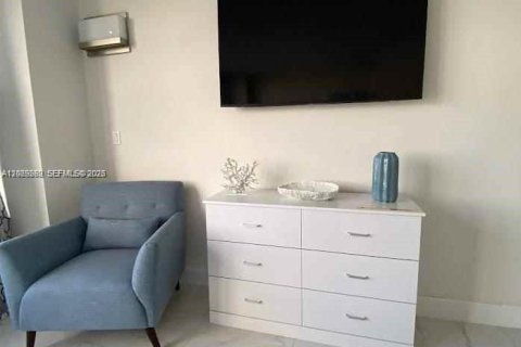 Condo in Hallandale Beach, Florida, 1 bedroom № 2145940 - photo 9