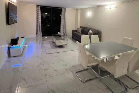 Condo in Hallandale Beach, Florida, 1 bedroom № 2145940 - photo 10