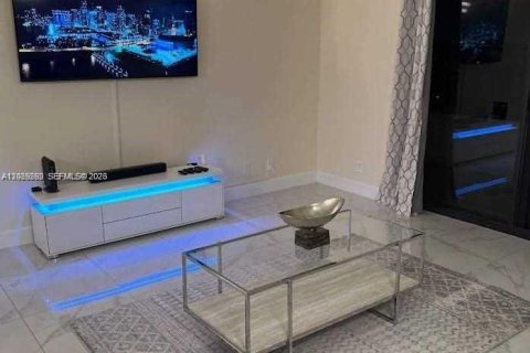 Condo in Hallandale Beach, Florida, 1 bedroom № 2145940 - photo 12