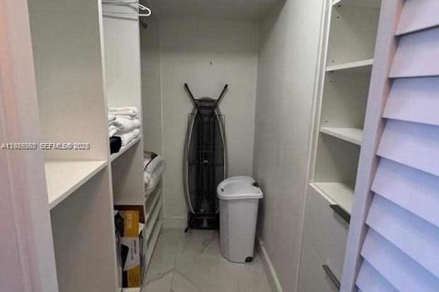 Condo in Hallandale Beach, Florida, 1 bedroom № 2145940 - photo 19