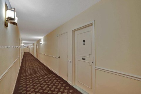 Condo in Hallandale Beach, Florida, 1 bedroom № 2145940 - photo 25