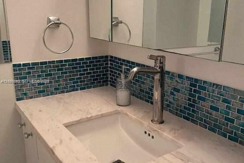 Condo in Hallandale Beach, Florida, 1 bedroom № 2145940 - photo 15