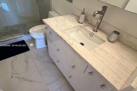 Condo in Hallandale Beach, Florida, 1 bedroom № 2145940 - photo 7