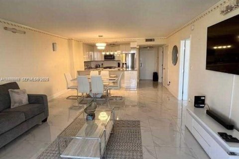 Condo in Hallandale Beach, Florida, 1 bedroom № 2145940 - photo 3
