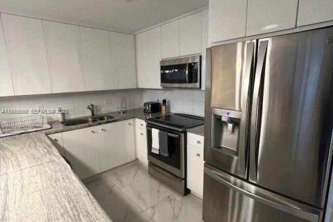 Condo in Hallandale Beach, Florida, 1 bedroom № 2145940 - photo 8