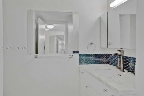 Condo in Hallandale Beach, Florida, 1 bedroom № 2145940 - photo 4