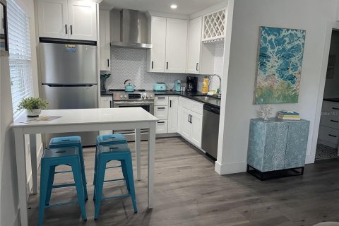 Apartment in Sarasota, Florida 2 bedrooms, 69.68 sq.m. № 2232063 - photo 2