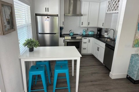 Apartment in Sarasota, Florida 2 bedrooms, 69.68 sq.m. № 2232063 - photo 6