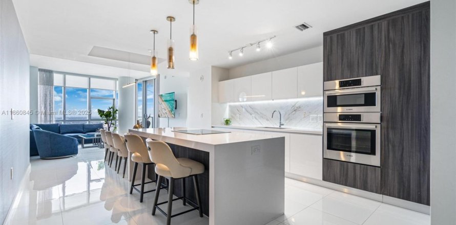 Condominio en Miami, Florida, 3 dormitorios № 1895757