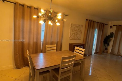 Adosado en alquiler en Oakland Park, Florida, 4 dormitorios, 180.42 m2 № 1927361 - foto 2