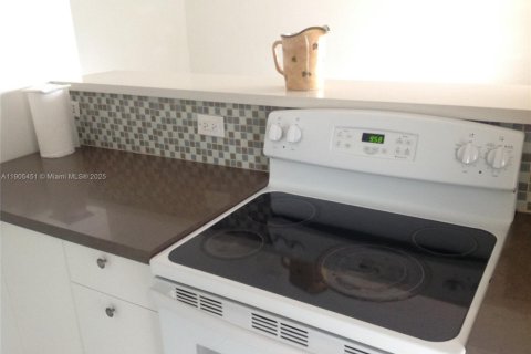 Condo in Hollywood, Florida, 1 bedroom  № 1956188 - photo 6