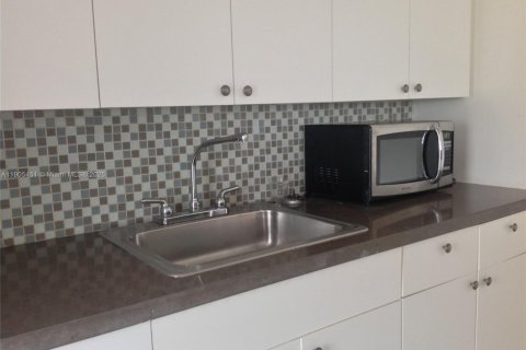 Condo in Hollywood, Florida, 1 bedroom  № 1956188 - photo 5