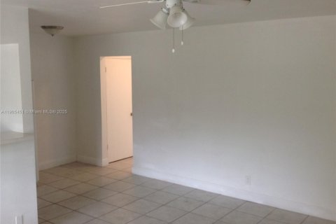 Condo in Hollywood, Florida, 1 bedroom  № 1956188 - photo 2