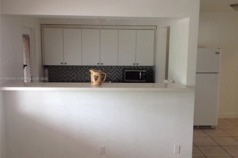 Condo in Hollywood, Florida, 1 bedroom  № 1956188 - photo 1