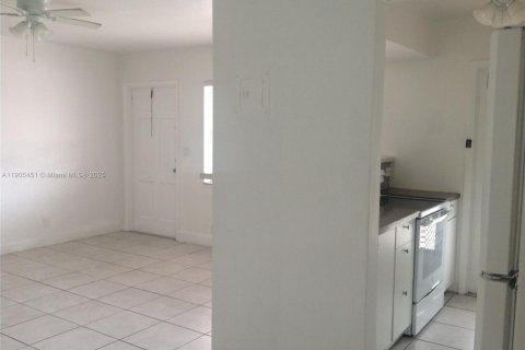 Condo in Hollywood, Florida, 1 bedroom  № 1956188 - photo 7