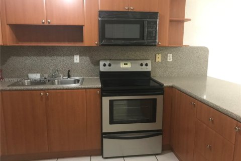 Copropriété à louer à Hialeah, Floride: 1 chambre, 69.96 m2 № 1923976 - photo 2
