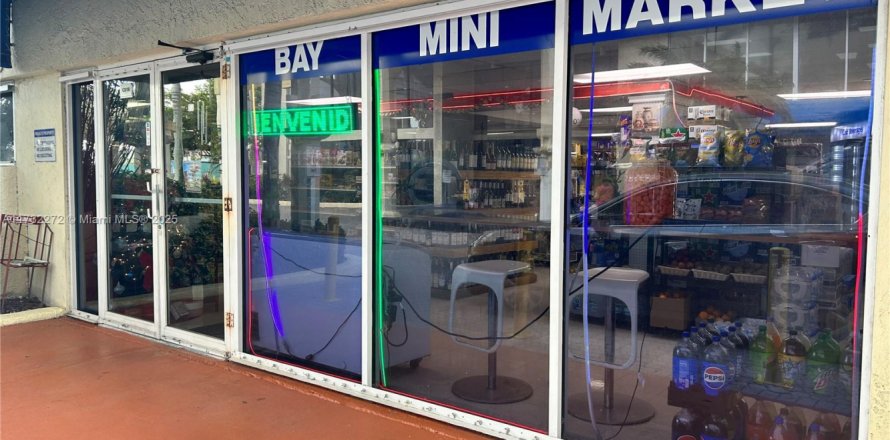 Commercial property in North Bay Village, Florida № 2088543