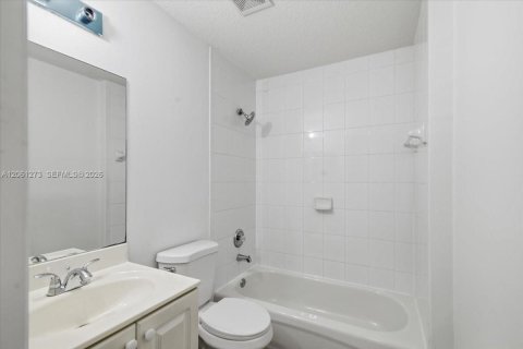 Touwnhouse à vendre à Hialeah, Floride: 3 chambres, 158.68 m2 № 2176490 - photo 7