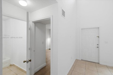 Touwnhouse à vendre à Hialeah, Floride: 3 chambres, 158.68 m2 № 2176490 - photo 5