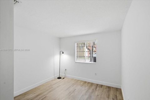 Touwnhouse à vendre à Hialeah, Floride: 3 chambres, 158.68 m2 № 2176490 - photo 8