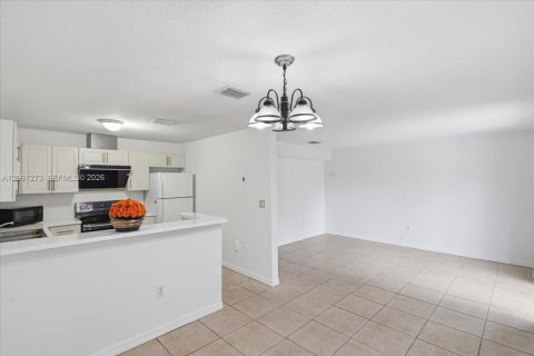 Touwnhouse à vendre à Hialeah, Floride: 3 chambres, 158.68 m2 № 2176490 - photo 16