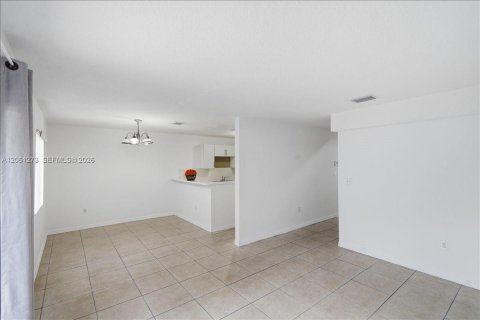Touwnhouse à vendre à Hialeah, Floride: 3 chambres, 158.68 m2 № 2176490 - photo 12