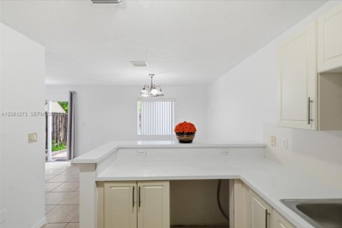 Touwnhouse à vendre à Hialeah, Floride: 3 chambres, 158.68 m2 № 2176490 - photo 17