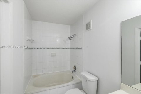 Touwnhouse à vendre à Hialeah, Floride: 3 chambres, 158.68 m2 № 2176490 - photo 18