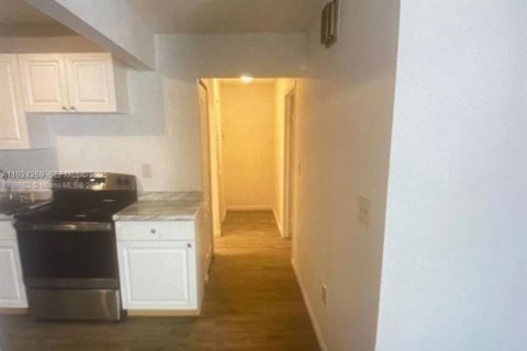 Villa ou maison à louer à Sweetwater, Floride: 1 chambre, 80.82 m2 № 1982519 - photo 6