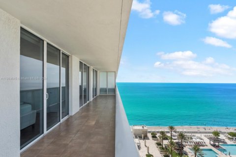 Copropriété à louer à Hallandale Beach, Floride: 2 chambres, 135.45 m2 № 1468354 - photo 1