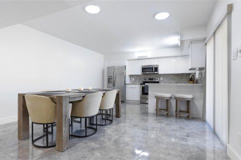 Condominio en venta en North Lauderdale, Florida, 2 dormitorios, 142.14 m2 № 2250368 - foto 2