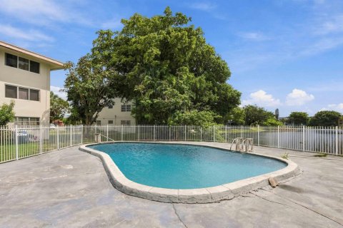 Condo in Plantation, Florida, 2 bedrooms  № 2381816 - photo 17