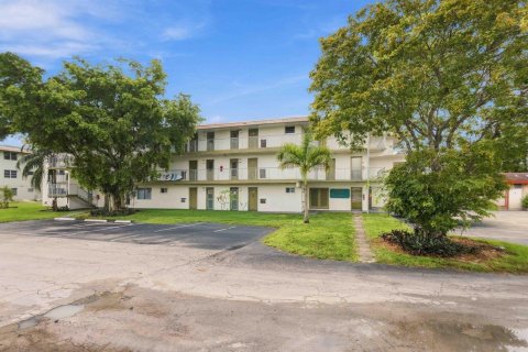 Condo in Plantation, Florida, 2 bedrooms  № 2381816 - photo 23