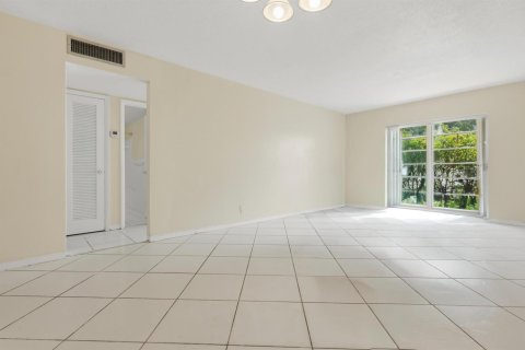 Condo in Plantation, Florida, 2 bedrooms  № 2381816 - photo 2
