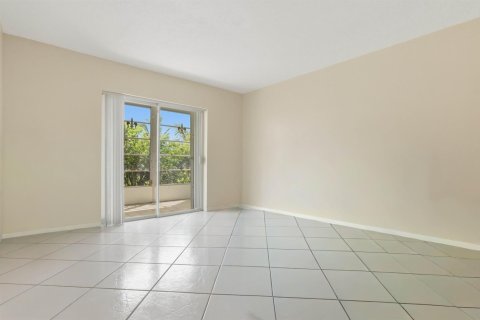 Condo in Plantation, Florida, 2 bedrooms  № 2381816 - photo 5