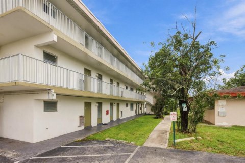 Condo in Plantation, Florida, 2 bedrooms  № 2381816 - photo 22