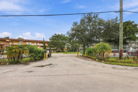 Condo in Plantation, Florida, 2 bedrooms  № 2381816 - photo 24
