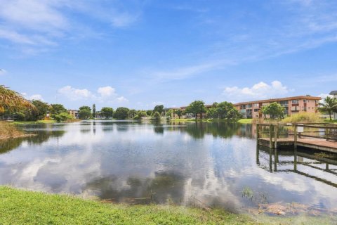 Condo in Plantation, Florida, 2 bedrooms  № 2381816 - photo 16