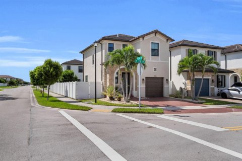 Villa ou maison à vendre à Hialeah, Floride: 3 chambres, 171.68 m2 № 2439194 - photo 2
