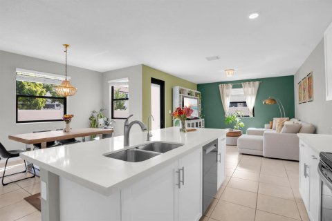 Villa ou maison à vendre à Hialeah, Floride: 3 chambres, 171.68 m2 № 2439194 - photo 14