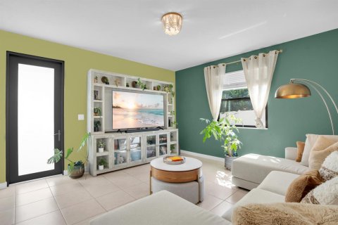Villa ou maison à vendre à Hialeah, Floride: 3 chambres, 171.68 m2 № 2439194 - photo 18