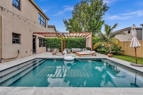 House in Miami, Florida 4 bedrooms, 206.52 sq.m. № 1836571 - photo 1