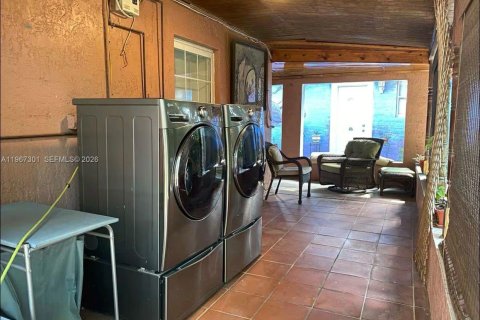 Casa en venta en Miami, Florida, 5 dormitorios, 203.83 m2 № 2028579 - foto 28
