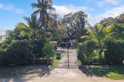 Villa ou maison à vendre à Miami, Floride: 5 chambres, 203.83 m2 № 2028579 - photo 9