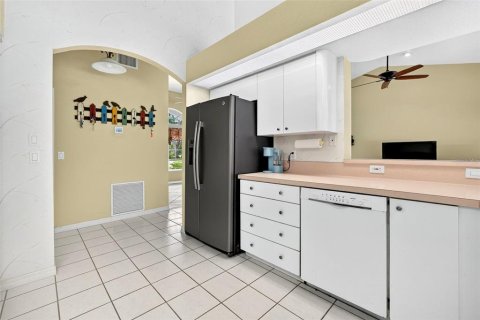 House in Punta Gorda, Florida 3 bedrooms, 197.51 sq.m. № 2389349 - photo 11
