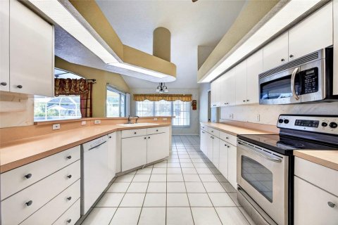 House in Punta Gorda, Florida 3 bedrooms, 197.51 sq.m. № 2389349 - photo 10