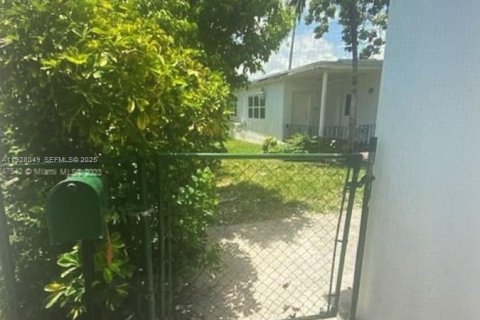 Снять в аренду виллу или дом в Майами, Флорида 1 спальня, 54.81м2, № 1988257 - фото 2